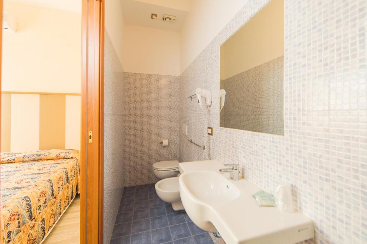 Hotel Trieste Cesenatico Værelse billede